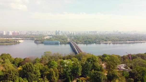 Centre Kiev Ukraine Ponts Repères Drapeau Bâtiments Résidentiels Rivière Vue — Video