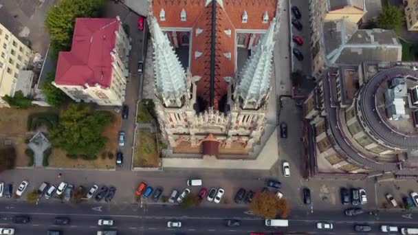 キエフの中心部にある建築家ゴロデツキーのカトリック古代教会 — ストック動画