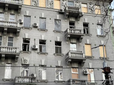 Ukrayna 'nın başkenti Kyiv' de savaş sırasında yakındaki bir roket uçuşu sırasında kırılmış camları olan binalar.