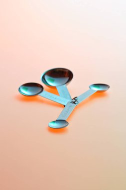 Bileşen gıdaları ölçmek için kaşık