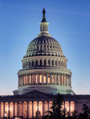 ABD Kongre Binası, Washington, D.C. 'deki National Mall' ın doğu ucundaki Capitol Hill 'de toplanma yeridir..