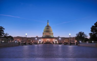 ABD Kongre Binası, Washington, D.C. 'deki National Mall' ın doğu ucundaki Capitol Hill 'de toplanma yeridir..