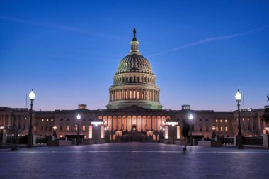 ABD Kongre Binası, Washington, D.C. 'deki National Mall' ın doğu ucundaki Capitol Hill 'de toplanma yeridir..