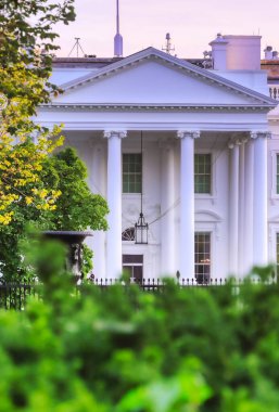 Beyaz Saray, Washington 'da 1600 Pennsylvania Bulvarı' nda bulunuyor..
