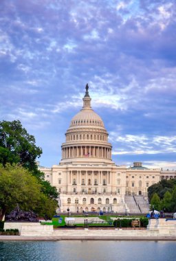 ABD Kongre Binası, Washington, D.C. 'deki National Mall' ın doğu ucundaki Capitol Hill 'de toplanma yeridir..