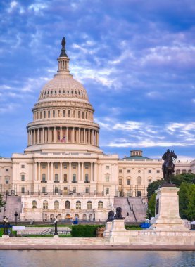 ABD Kongre Binası, Washington, D.C. 'deki National Mall' ın doğu ucundaki Capitol Hill 'de toplanma yeridir..