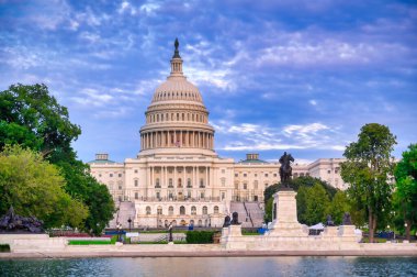 ABD Kongre Binası, Washington, D.C. 'deki National Mall' ın doğu ucundaki Capitol Hill 'de toplanma yeridir..