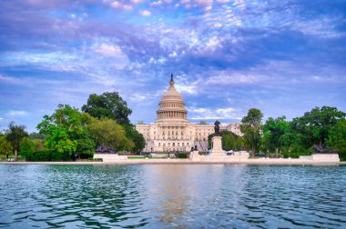 ABD Kongre Binası, Washington, D.C. 'deki National Mall' ın doğu ucundaki Capitol Hill 'de toplanma yeridir..
