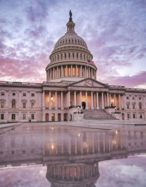ABD Kongre Binası, Washington, D.C. 'deki National Mall' ın doğu ucundaki Capitol Hill 'de toplanma yeridir..