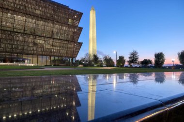 Washington, D.C. - 13 Ekim 2021: The Washington Monument and the Smithsonian 's National Museum of African American History and Culture on the National Mall.