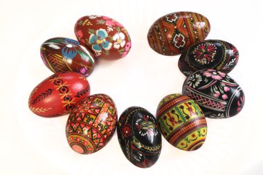 Ukraynalı Paskalya yumurtaları dekore edilmiş, üzerinde beyaz izole