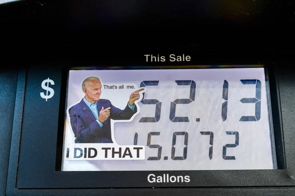 Biden 비난하고 펌프의 상승에 항의하는 Gasoline Pump 스티커 — 스톡 사진
