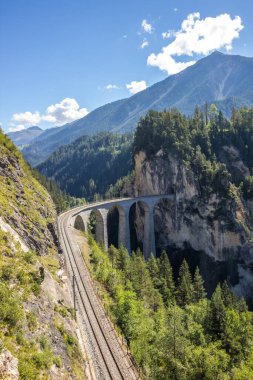İsviçre 'de Alpler' de Landwasser viyadükü