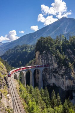 İsviçre 'de Alpler' de Landwasser viyadükü