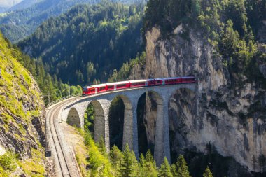 İsviçre 'de Alpler' de Landwasser demiryolu viyadükü