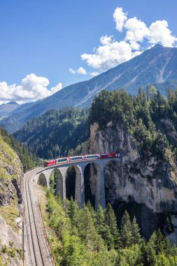 İsviçre 'de Alpler' de Landwasser demiryolu viyadükü