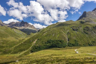 Alplerde Avusturya 'da Silvretta Dağı manzaralı yolu