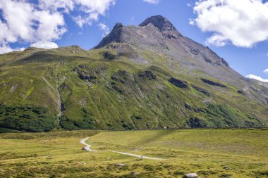 Alplerde Avusturya 'da Silvretta Dağı manzaralı yolu