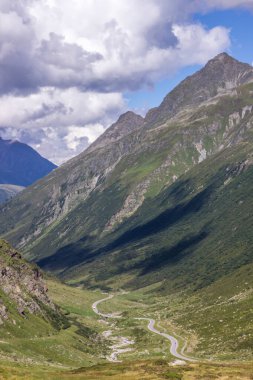 Alplerde Avusturya 'da Silvretta Dağı manzaralı yolu