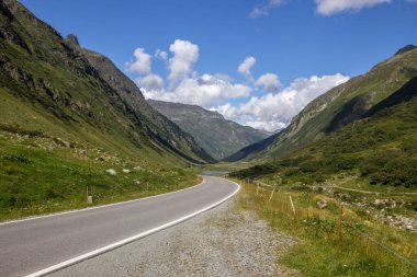 Alplerde Avusturya 'da Silvretta Dağı manzaralı yolu