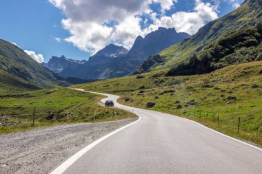 Alplerde Avusturya 'da Silvretta Dağı manzaralı yolu