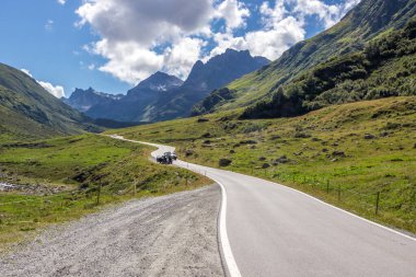 Alplerde Avusturya 'da Silvretta Dağı manzaralı yolu