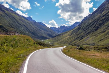 Alplerde Avusturya 'da Silvretta Dağı manzaralı yolu