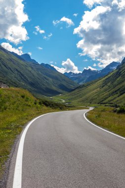 Alplerde Avusturya 'da Silvretta Dağı manzaralı yolu
