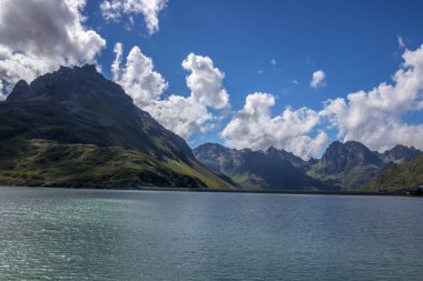 Alplerdeki Avusturya 'daki Silvretta Dağı Gölü