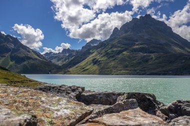 Alplerdeki Avusturya 'daki Silvretta Dağı Gölü