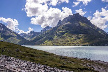 Alplerdeki Avusturya 'daki Silvretta Dağı Gölü