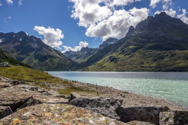 Alplerdeki Avusturya 'daki Silvretta Dağı Gölü