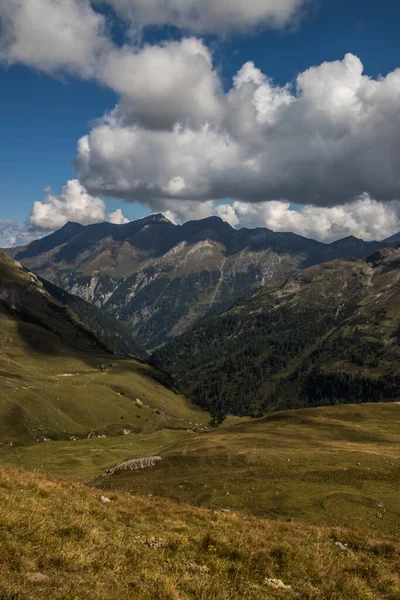 アルプスのオーストリアのグロスグロックナー山の風光明媚な道路 — ストック写真