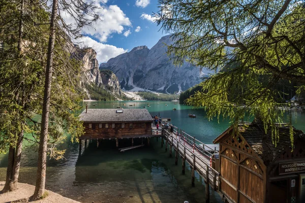 Solig Dag Sjön Braies Dolomiterna Italien — Stockfoto