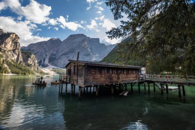 İtalya 'da Dolomitlerde Braies Gölü' nde güneşli bir gün