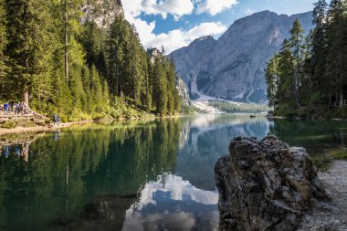 İtalya 'da Dolomitlerde Braies Gölü' nde güneşli bir gün