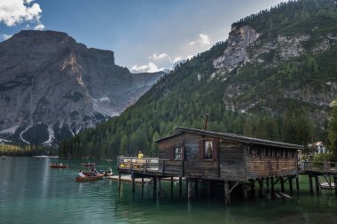 İtalya 'da Dolomitlerde Braies Gölü' nde güneşli bir gün