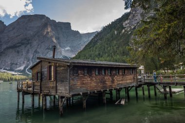 İtalya 'da Dolomitlerde Braies Gölü' nde güneşli bir gün