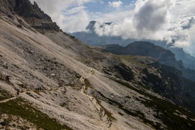 Dolomitlerdeki Tre Cime di Lavaredo dağları üzerindeki bulutlar