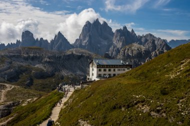 İtalya 'da Dolomitler' deki Tre Cime di Lavaredo dağlarının tepesinde bulutlar.