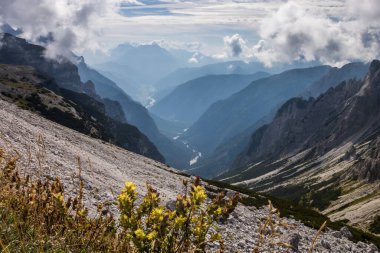 İtalya 'da Dolomitler' deki Tre Cime di Lavaredo dağlarının tepesinde bulutlar.