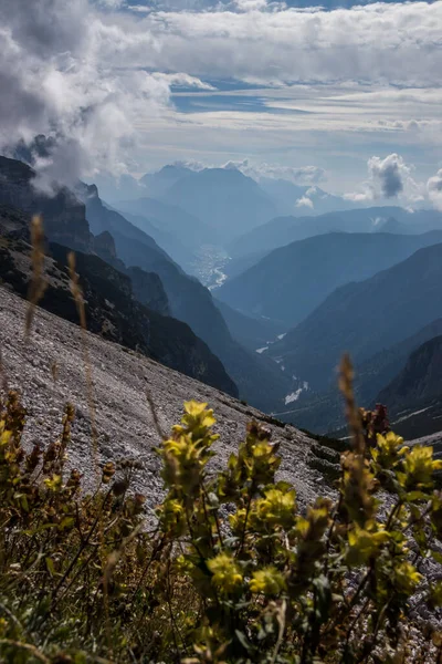 Nuvens Sobre Trilha Montanha Tre Cime Lavaredo Dolomitas Itália — Fotografia de Stock