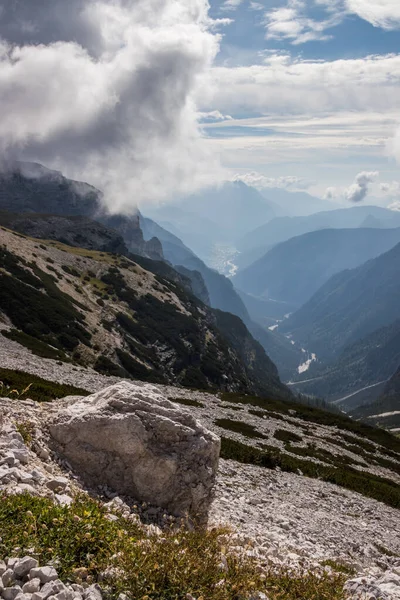 Хмари Через Гірську Стежку Tre Cime Lavaredo Доломітах Італія — стокове фото