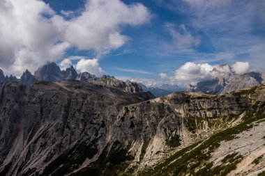 İtalya 'da Dolomitler' deki Tre Cime di Lavaredo dağlarının tepesinde bulutlar.
