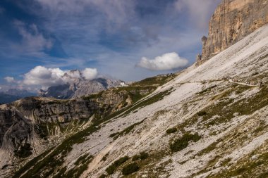 İtalya 'da Dolomitler' deki Tre Cime di Lavaredo dağlarının tepesinde bulutlar.