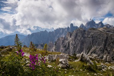 İtalya 'da Dolomitler' deki Tre Cime di Lavaredo dağlarının tepesinde bulutlar.