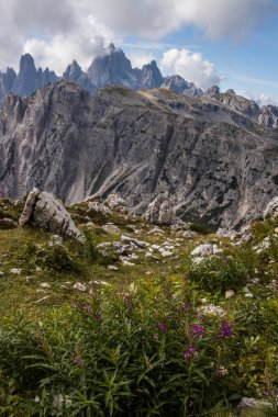 İtalya 'da Dolomitler' deki Tre Cime di Lavaredo dağlarının tepesinde bulutlar.