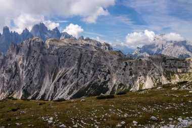İtalya 'da Dolomitler' deki Tre Cime di Lavaredo dağlarının tepesinde bulutlar.
