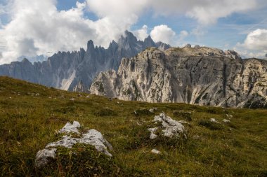 İtalya 'da Dolomitler' deki Tre Cime di Lavaredo dağlarının tepesinde bulutlar.