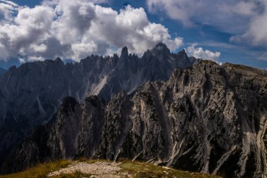 İtalya 'da Dolomitler' de Tre Cime di Lavaredo Dağı.